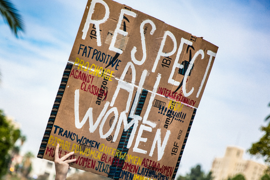 ¿CUÁL ES LA DIFERENCIA ENTRE EL FEMINISMO HEGEMÓNICO Y EL FEMINISMO DESCOLONIAL?