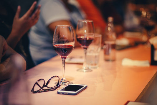 NO SIN MI MÓVIL: VIOLENCIA DE GÉNERO, ALCOHOL Y TECNOLOGÍA EN ADOLESCENTES